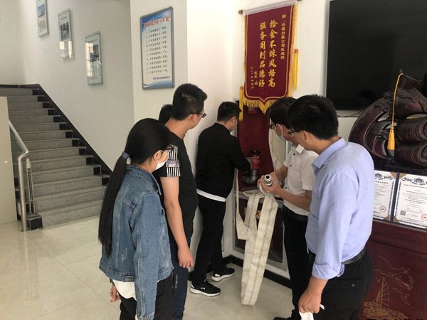 泓源新能源公司、出租車(chē)公司聯(lián)合開(kāi)展消防安全演練(圖2)
