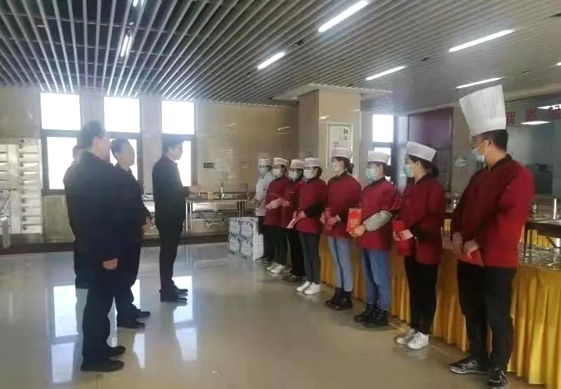 工業(yè)園區(qū)管委會、泓源公司慰問園區(qū)機關保安門衛(wèi)等一線人員(圖3)