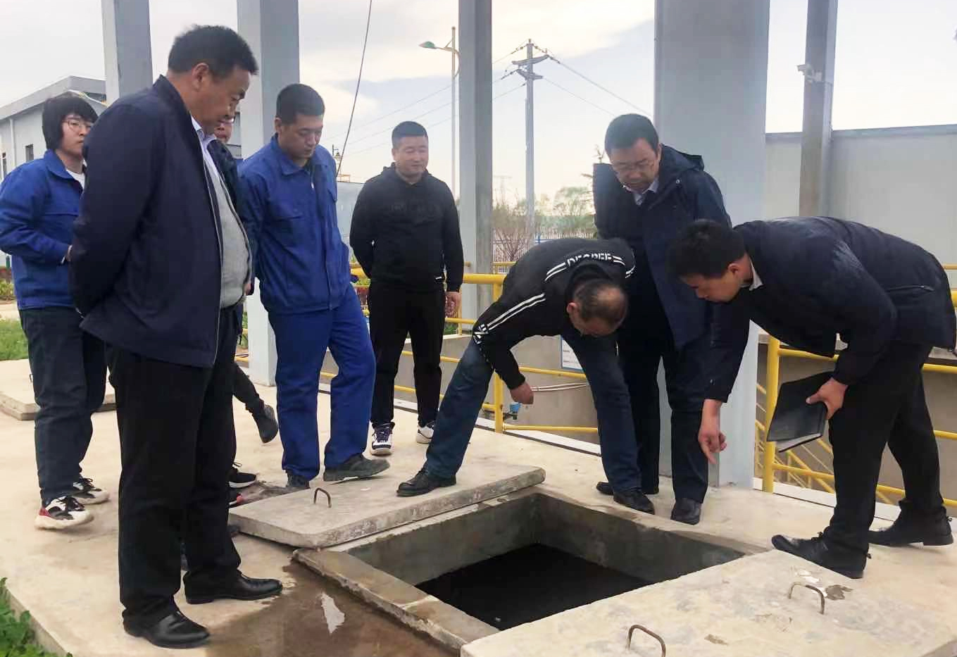 泓源污水處理公司邀請設備廠家開展技術指導(圖1)