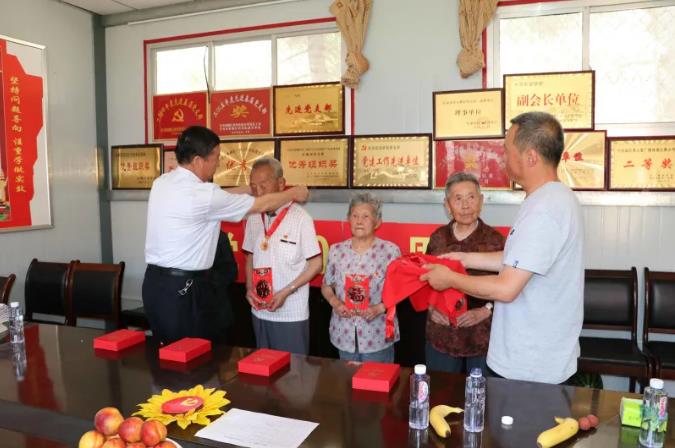 走訪慰問老黨員 深入實際學(xué)黨史—— 市政府國資委慰問泓源公司老黨員、困難黨員(圖2)