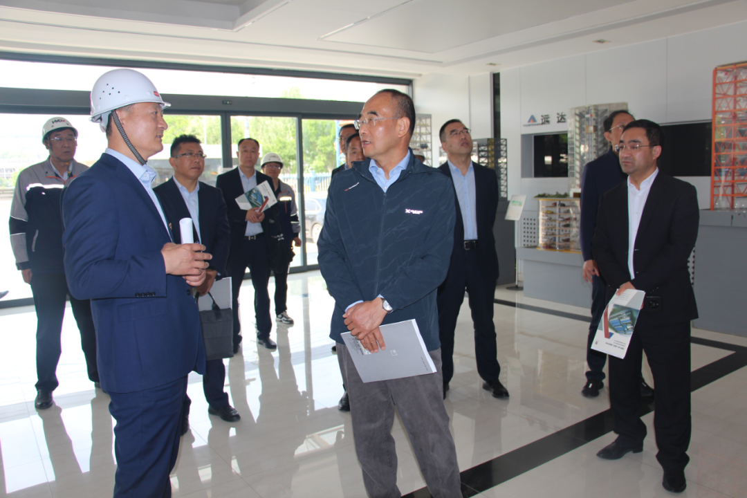 甘肅電氣裝備集團(tuán)考察泓盛達(dá)公司(圖2) 甘肅電氣裝備集團(tuán)考察泓盛達(dá)公司(圖2)