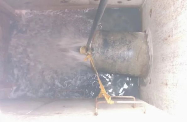 市產(chǎn)投集團(tuán)城東污水處理公司開展管網(wǎng)清淤工作(圖2) 市產(chǎn)投集團(tuán)城東污水處理公司開展管網(wǎng)清淤工作(圖2)