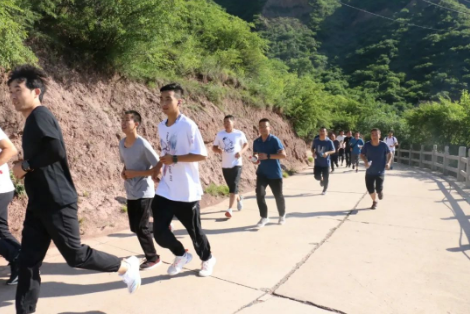 助力文旅市場(chǎng) 展示產(chǎn)投風(fēng)采——市產(chǎn)投集團(tuán)組織開展員工登山比賽活動(dòng)(圖3) 助力文旅市場(chǎng) 展示產(chǎn)投風(fēng)采——市產(chǎn)投集團(tuán)組織開展員工登山比賽活動(dòng)(圖3)