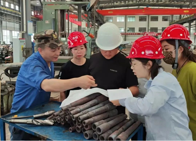 市產(chǎn)投集團百名員工下一線真磨礪練本領(lǐng)(圖1) 市產(chǎn)投集團百名員工下一線真磨礪練本領(lǐng)(圖1)